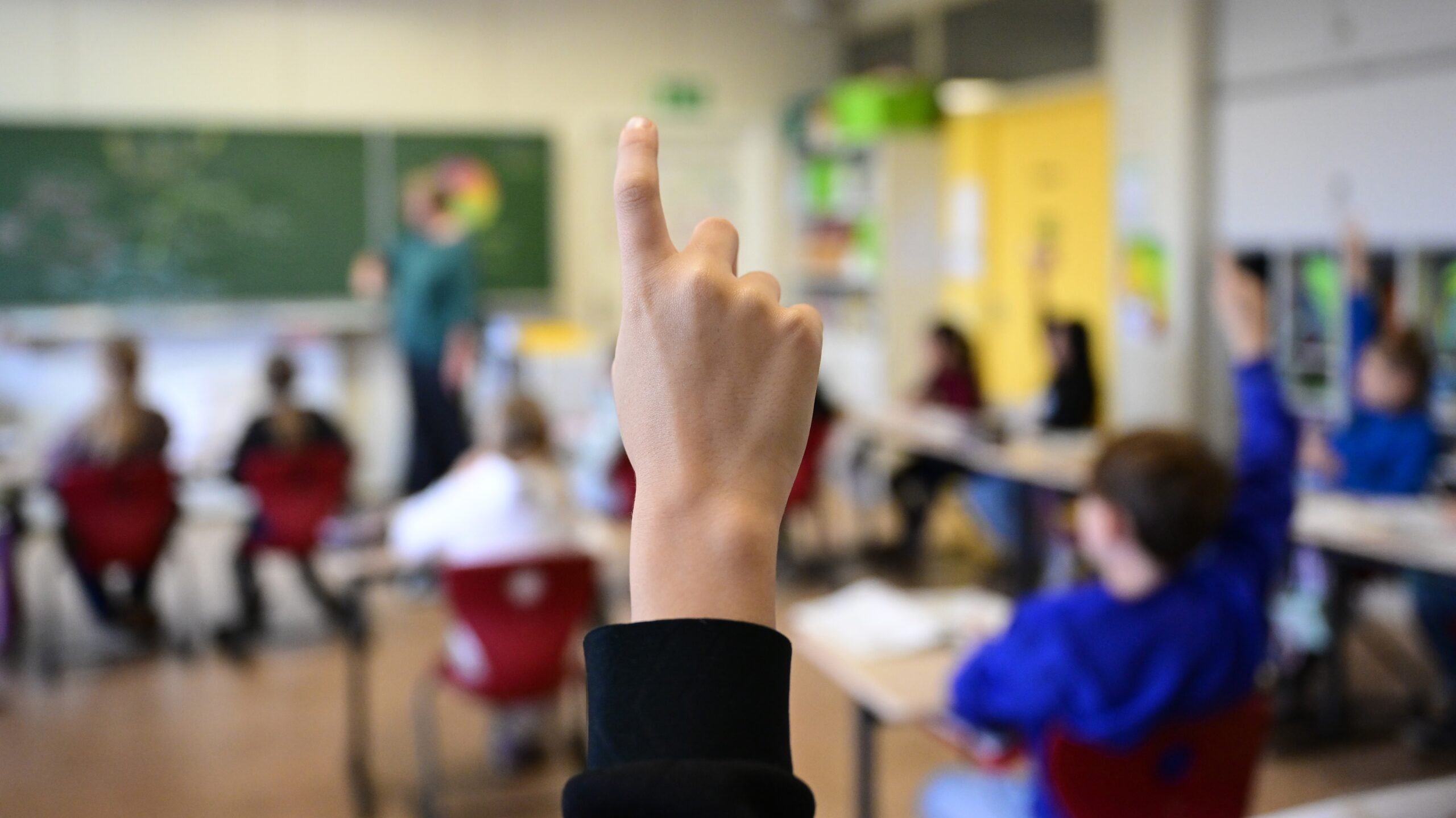 Unterricht in einer vierten Klasse (Symbolbild). In diesem Sommer werden mehr als 17.000 Grundschüler zu Fünftklässlern.