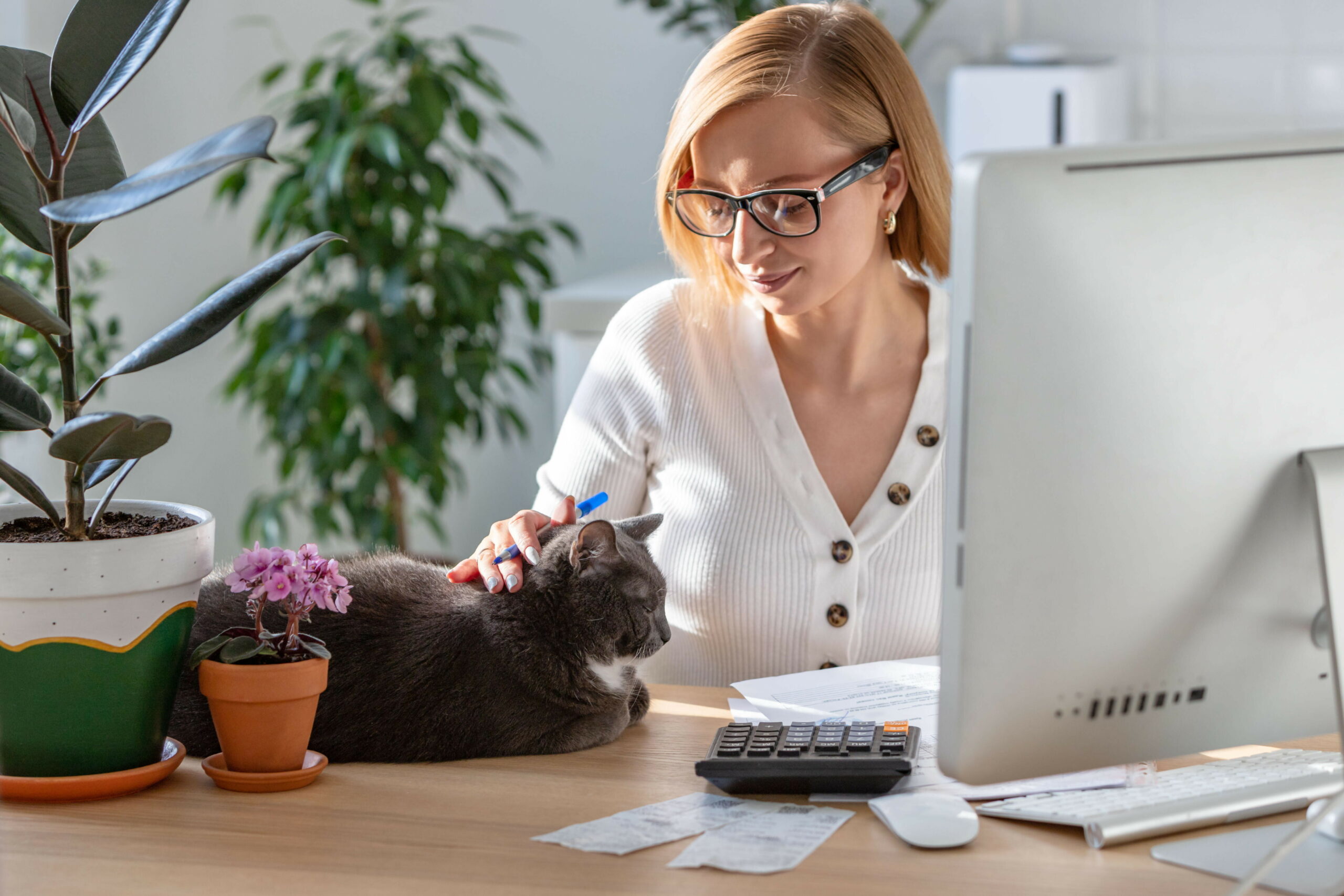 Freiberuflerin streichelt eine Katze