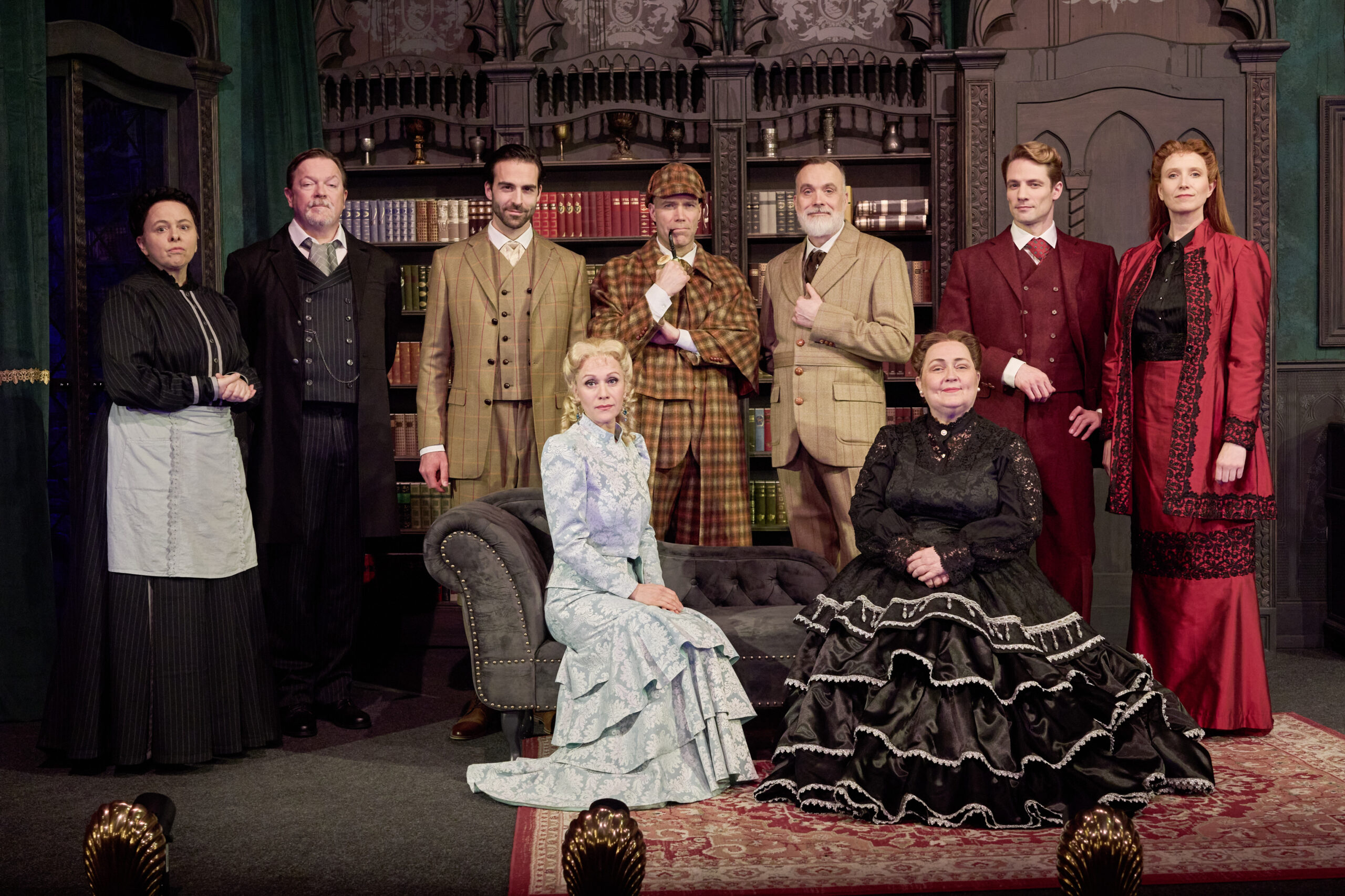 Im altertümlichen Kaminzimmer des Herrenhauses versammelt: das Ensemble von „Der Hund von Baskerville“ mit Gosta Liptow in der Rolle des Sherlock Holmes (hinten, 4.v.l.).