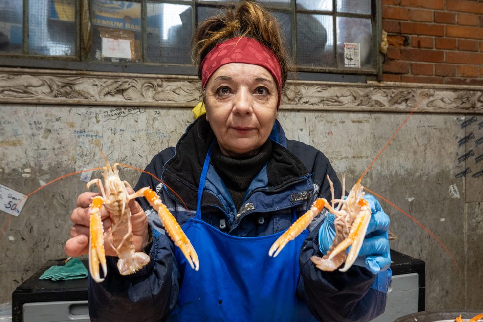 Snježana Sironić verkauft in der Fischhalle Rijeka Scampi.