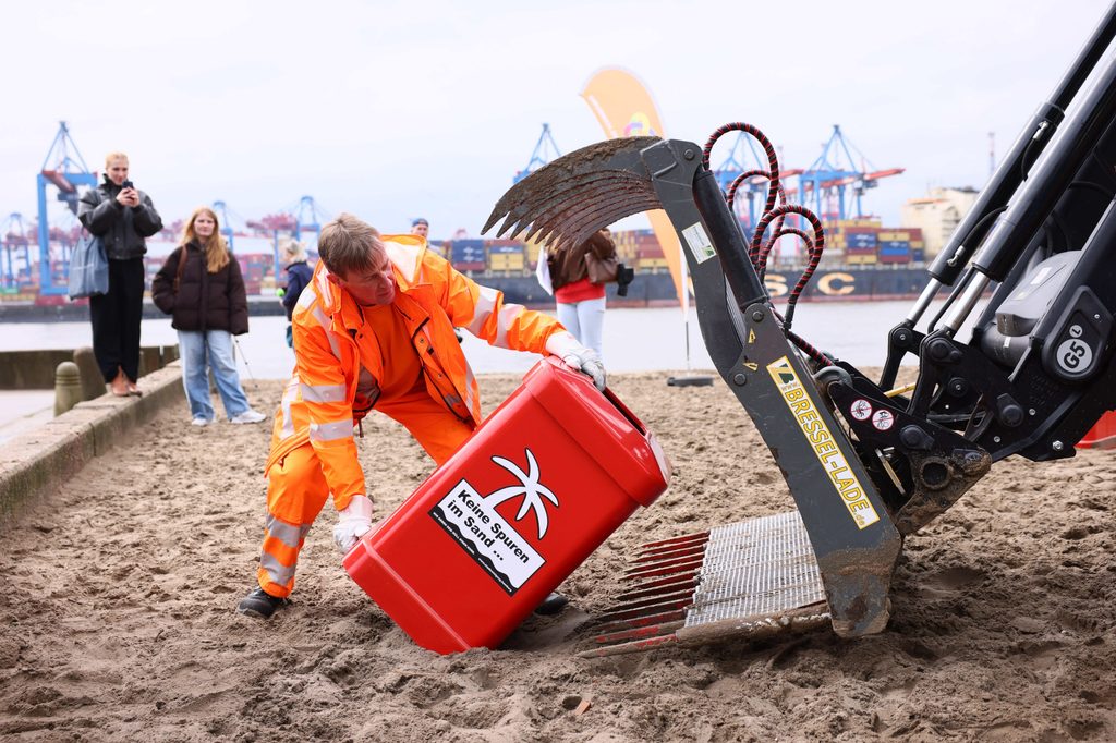 Zur Strandreinigung werden schwere Gefährte aufgefahren.