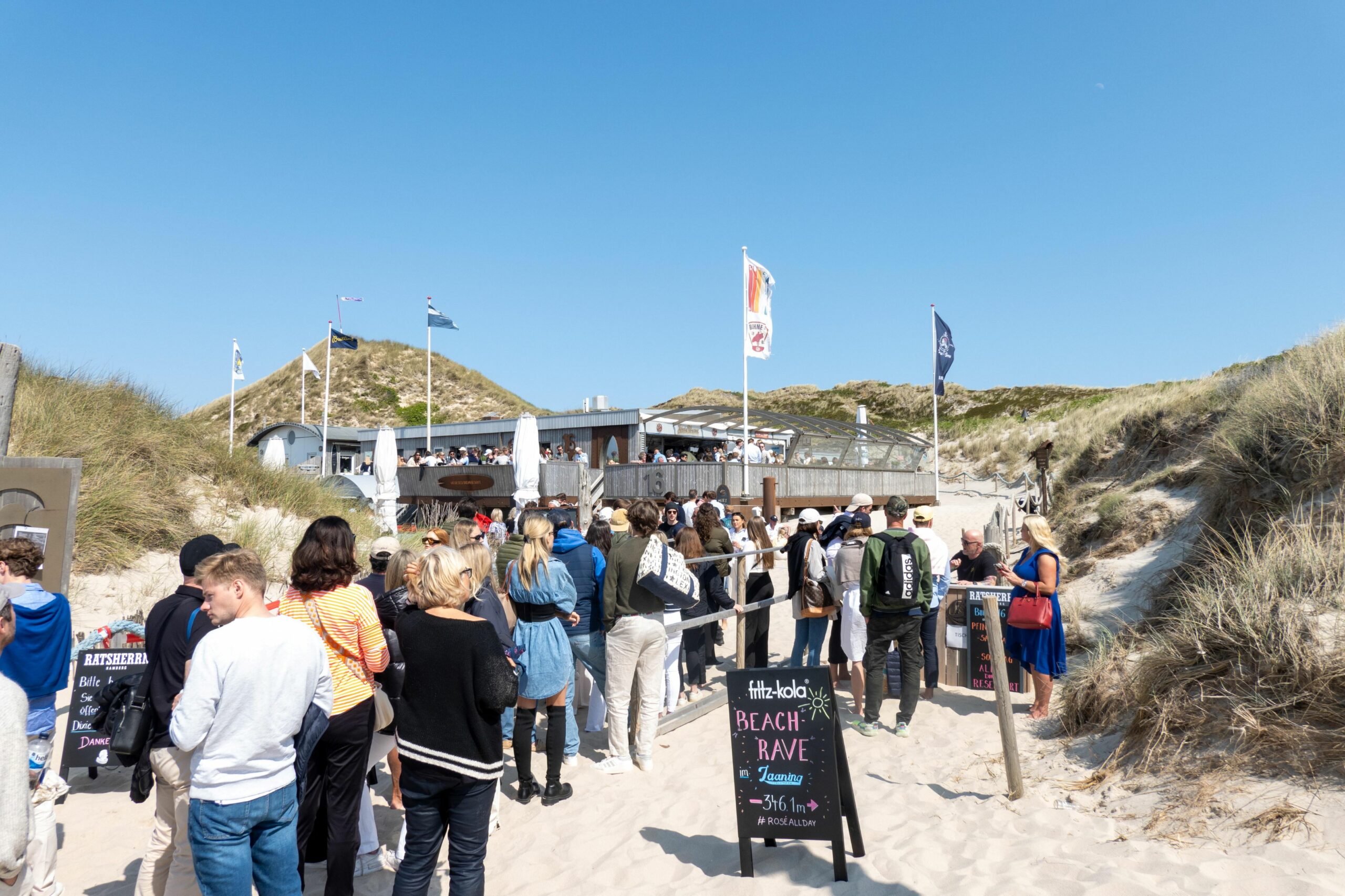Besucher einer Strandbar auf der Nordseeinsel Sylt (Archivbild).