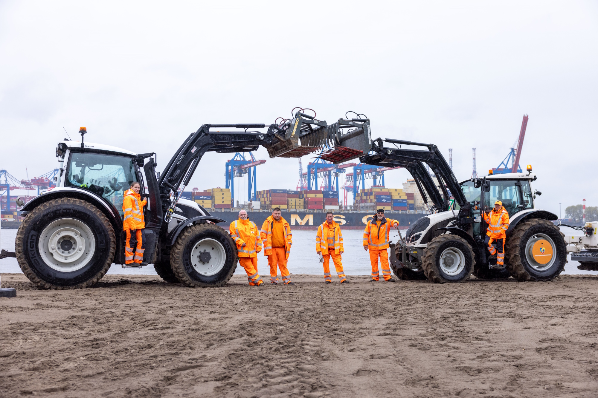 Das Strandteam der Stadtreinigung Hamburg kümmert sich täglich um die Reinigung des Elbstrands.