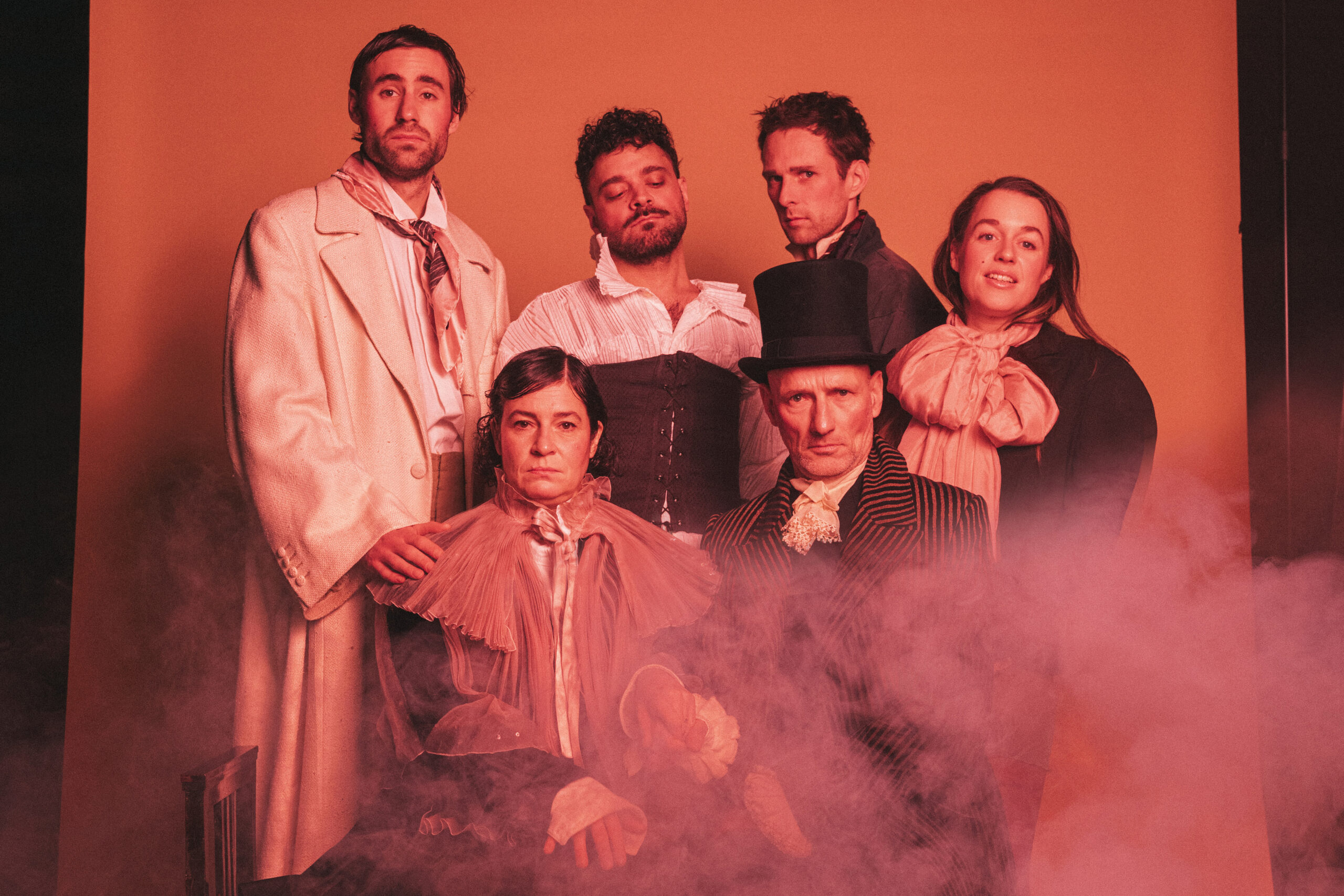 Roter Nebel um eine Gruppe Schauspieler