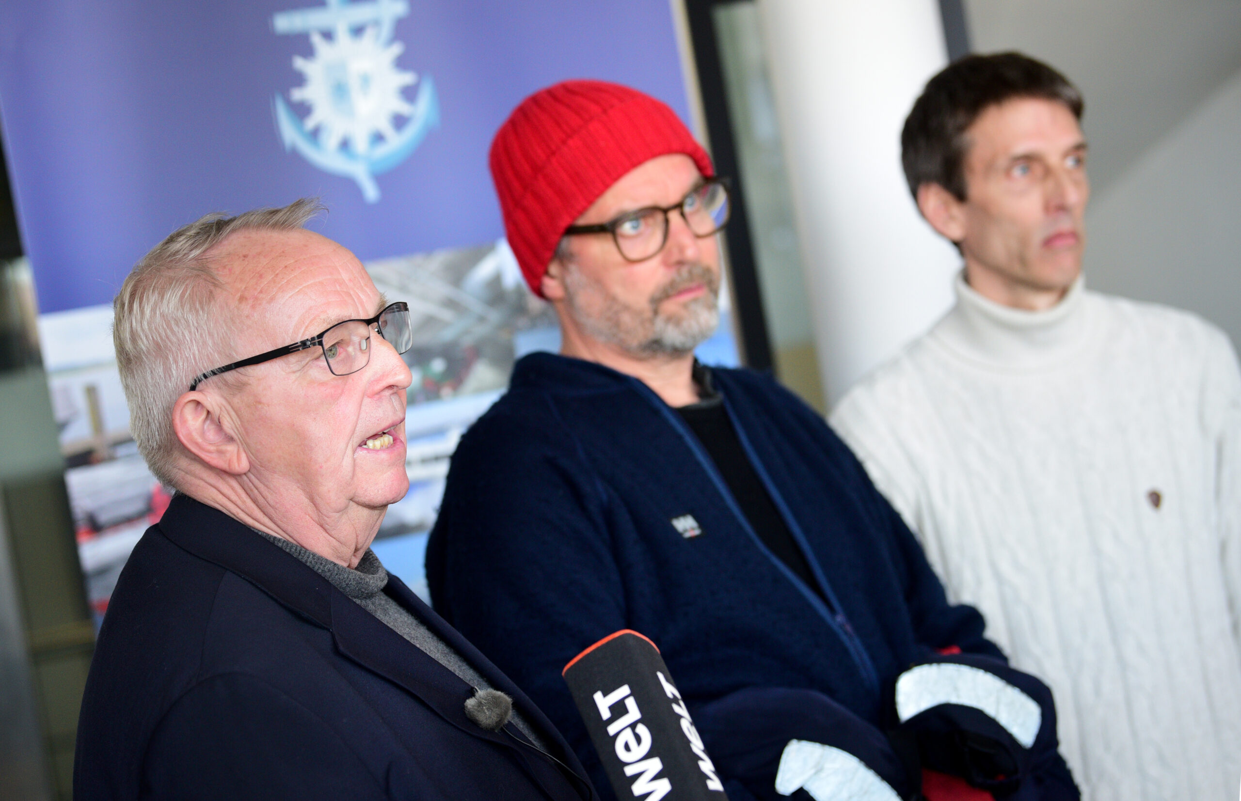 Till Backhaus, Umweltminister von Mecklenburg-Vorpommern (li), Thilo Maack von Greenpeace und Burkard Baschek, Direktor des Deutschen Meeresmuseums in Stralsund (re).