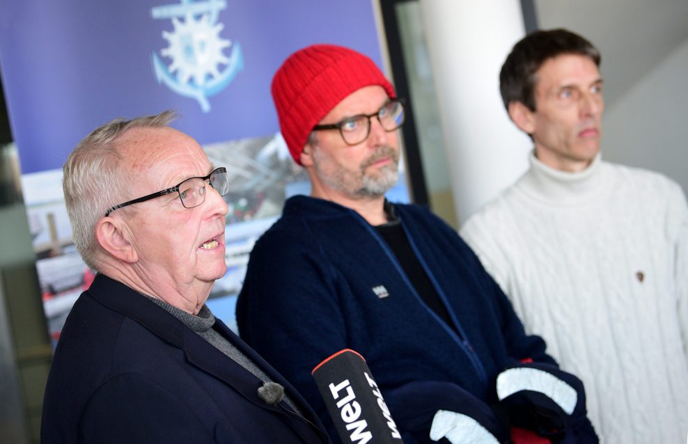 Till Backhaus, Umweltminister von Mecklenburg-Vorpommern (li), Thilo Maack von Greenpeace und Burkard Baschek, Direktor des Deutschen Meeresmuseums in Stralsund (re).