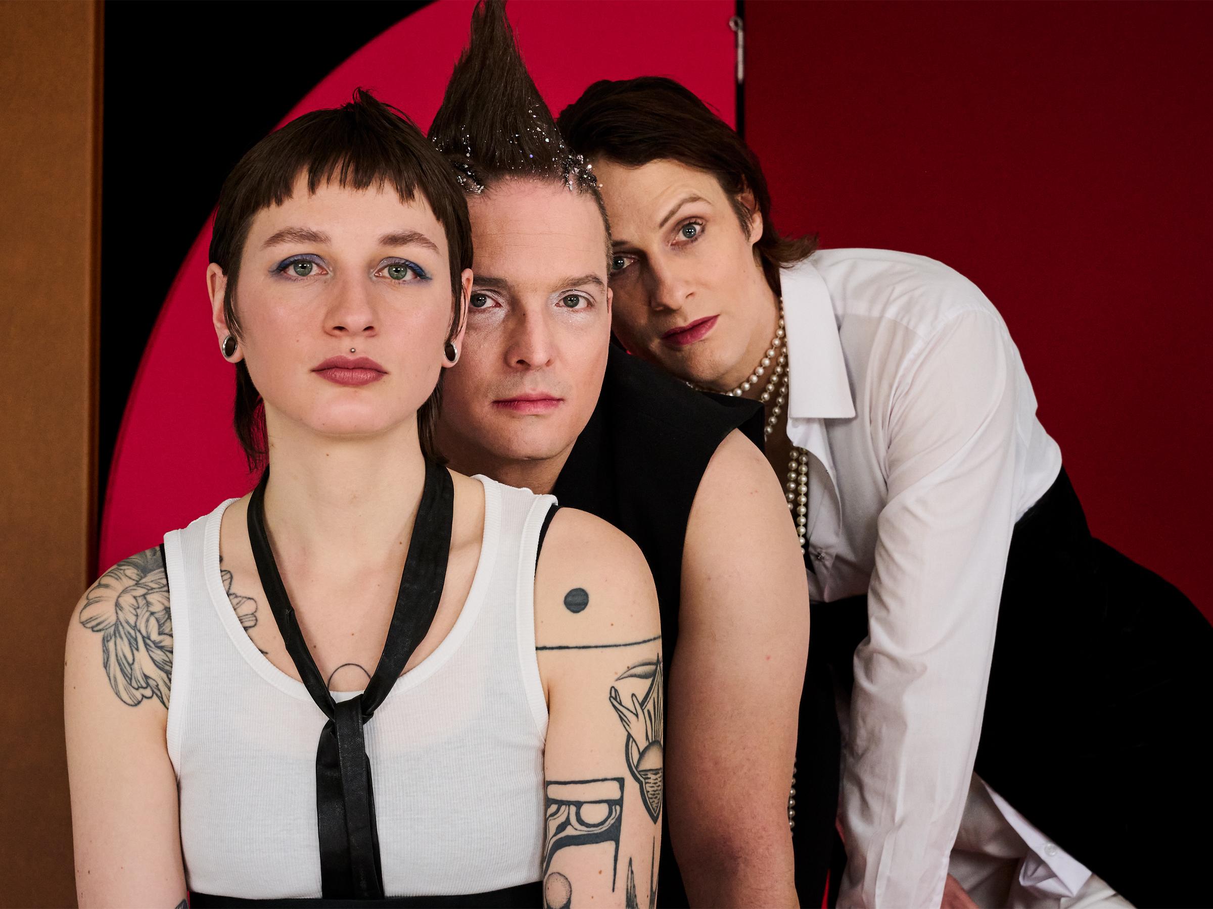 Die drei Performer:innen zeigen im Schauspielhaus, wie borniert manche Denkweisen in unserem Alltag sind – und wie queere Entfesselung aussehen kann.