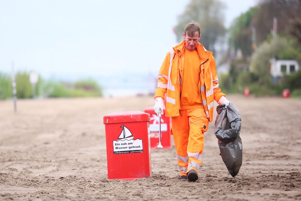 Das Strand-Team kümmert sich um die Leerung der knallroten Papierkörbe.