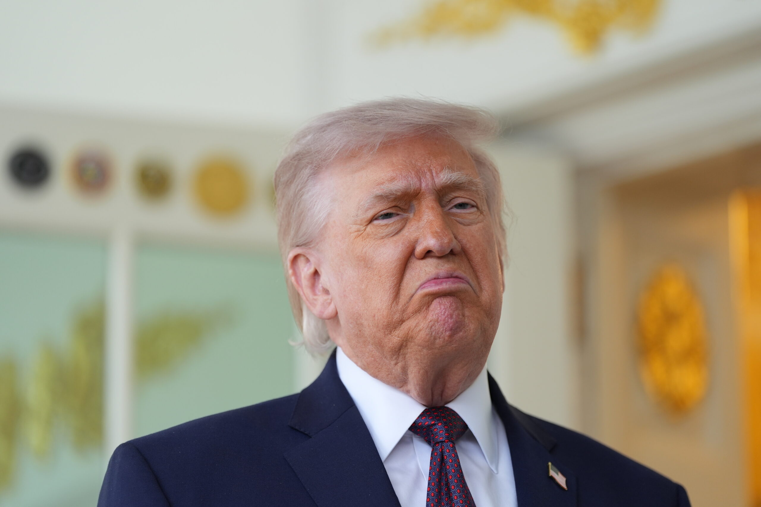 US-Präsident Donald Trump an der Tür zum inzwischen nahezu vollständig vergoldeten Oval Office.