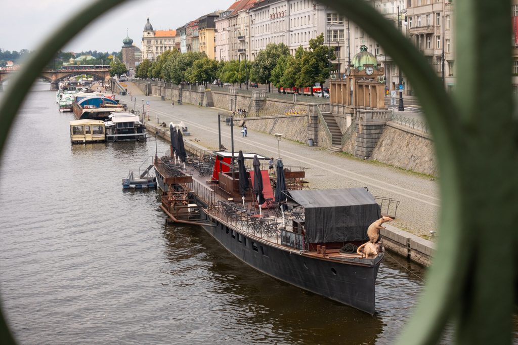 Die Prager Uferpromenade kam im Film „From the World of John Wick: Ballerina“ vor.