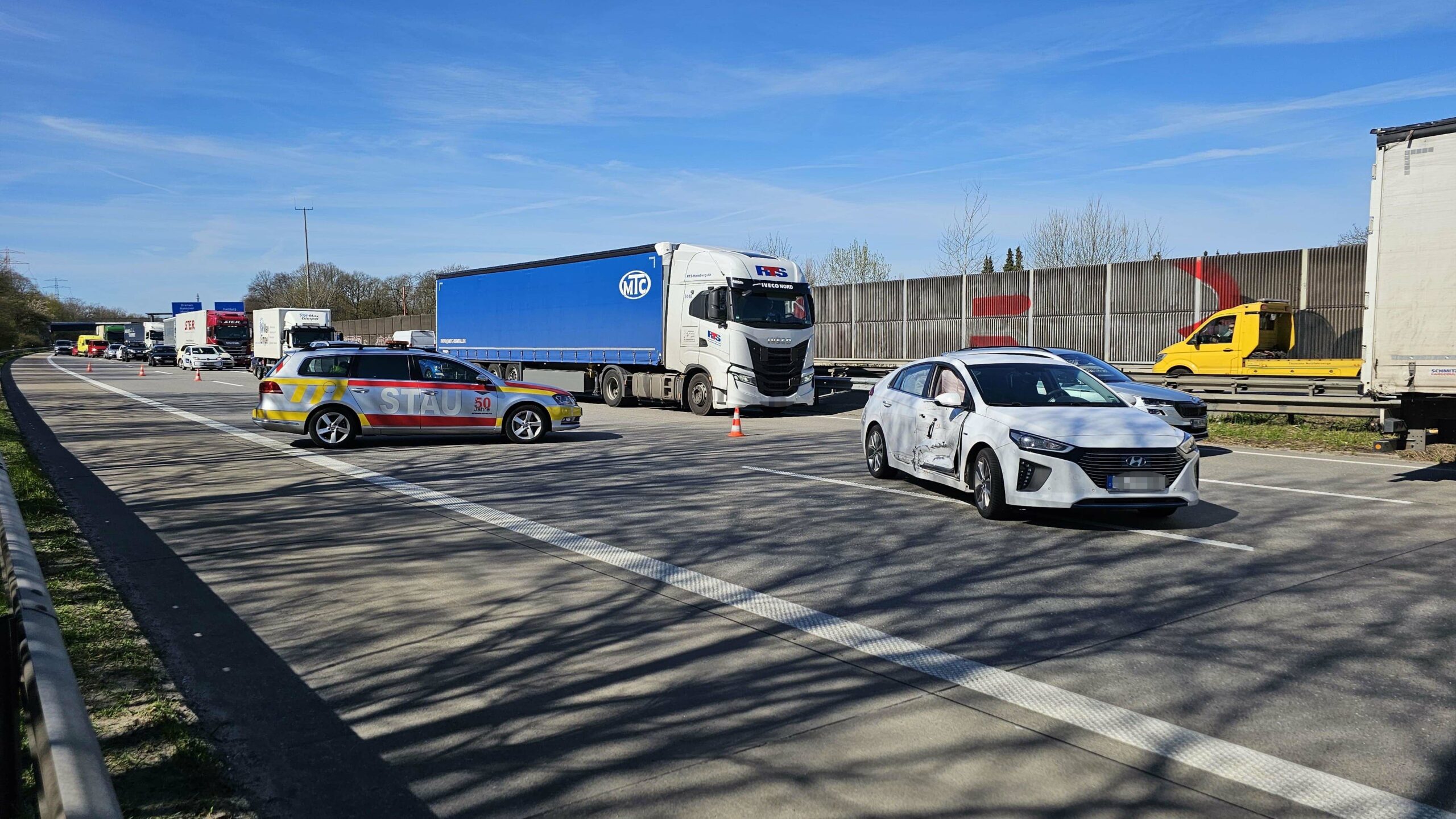 Trümmerfeld nach Unfall auf A1 bei Hamburg – Sperrung