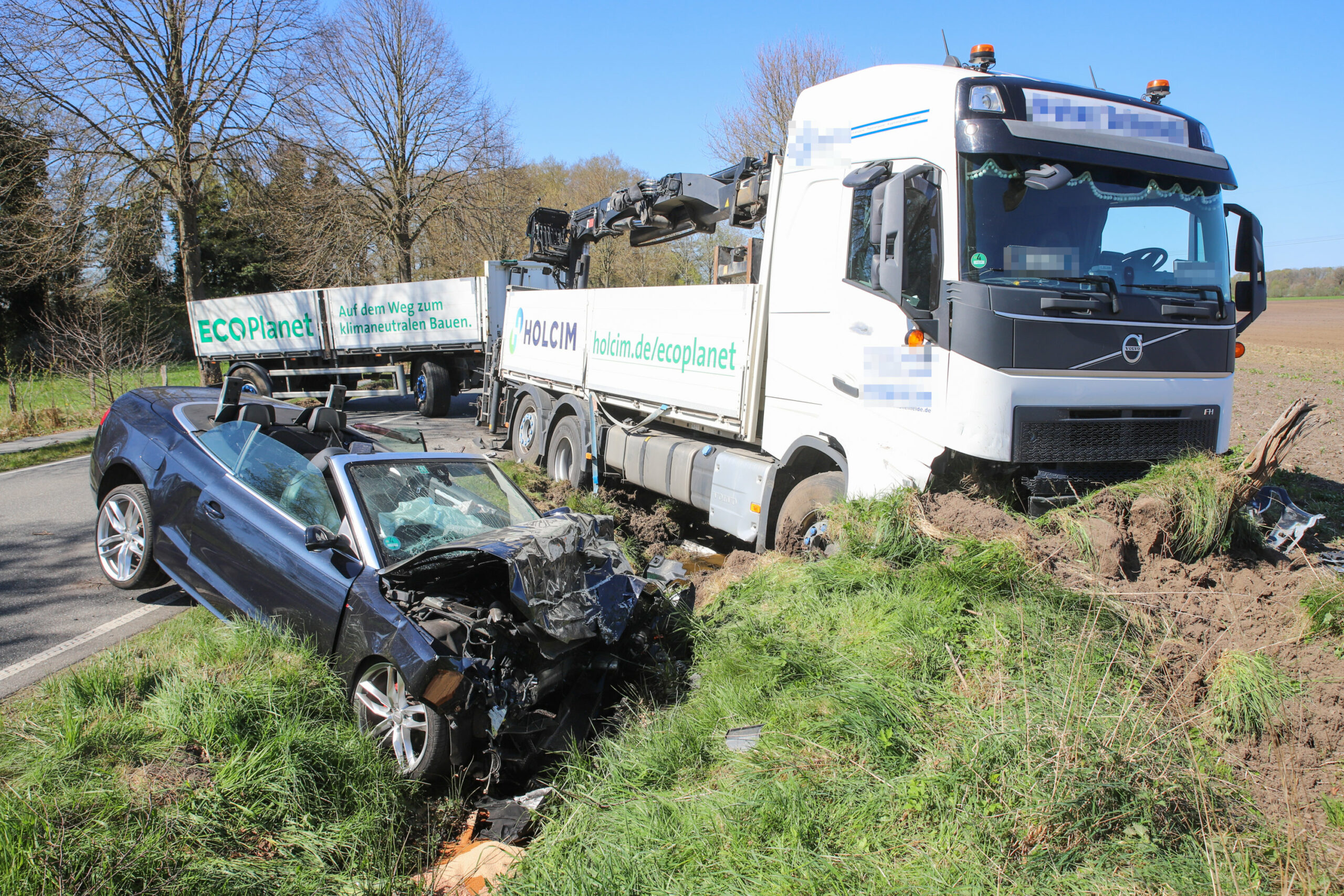 Verkehrsunfall in Ellerau: Die Fahrerin des Cabrio kam mit lebensbedrohlichen Verletzungen ins Krankenhaus.