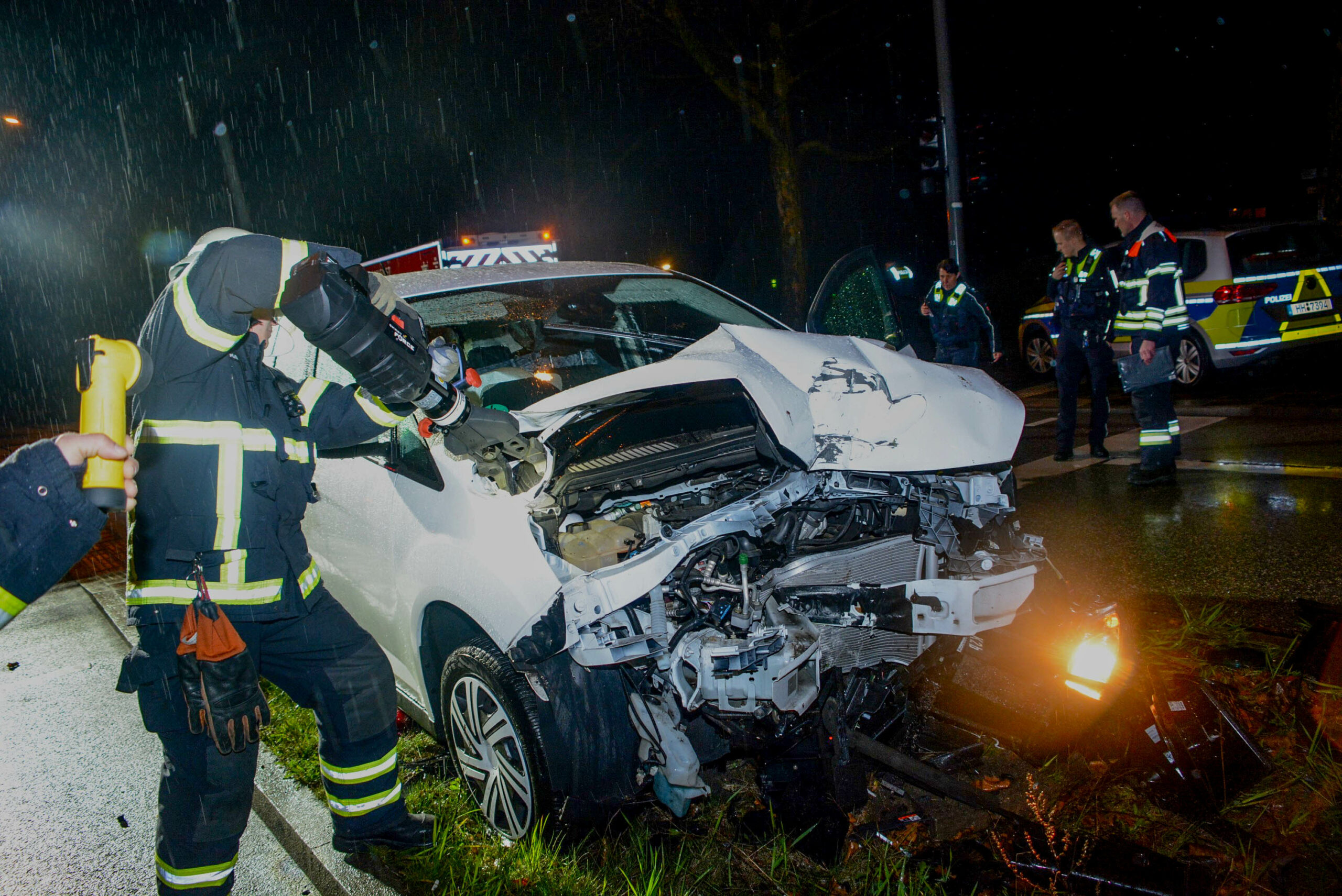 Betrunkene Autofahrerin rast in Lohbrügge gegen Ampelmast und wird bei dem Unfall verletzt