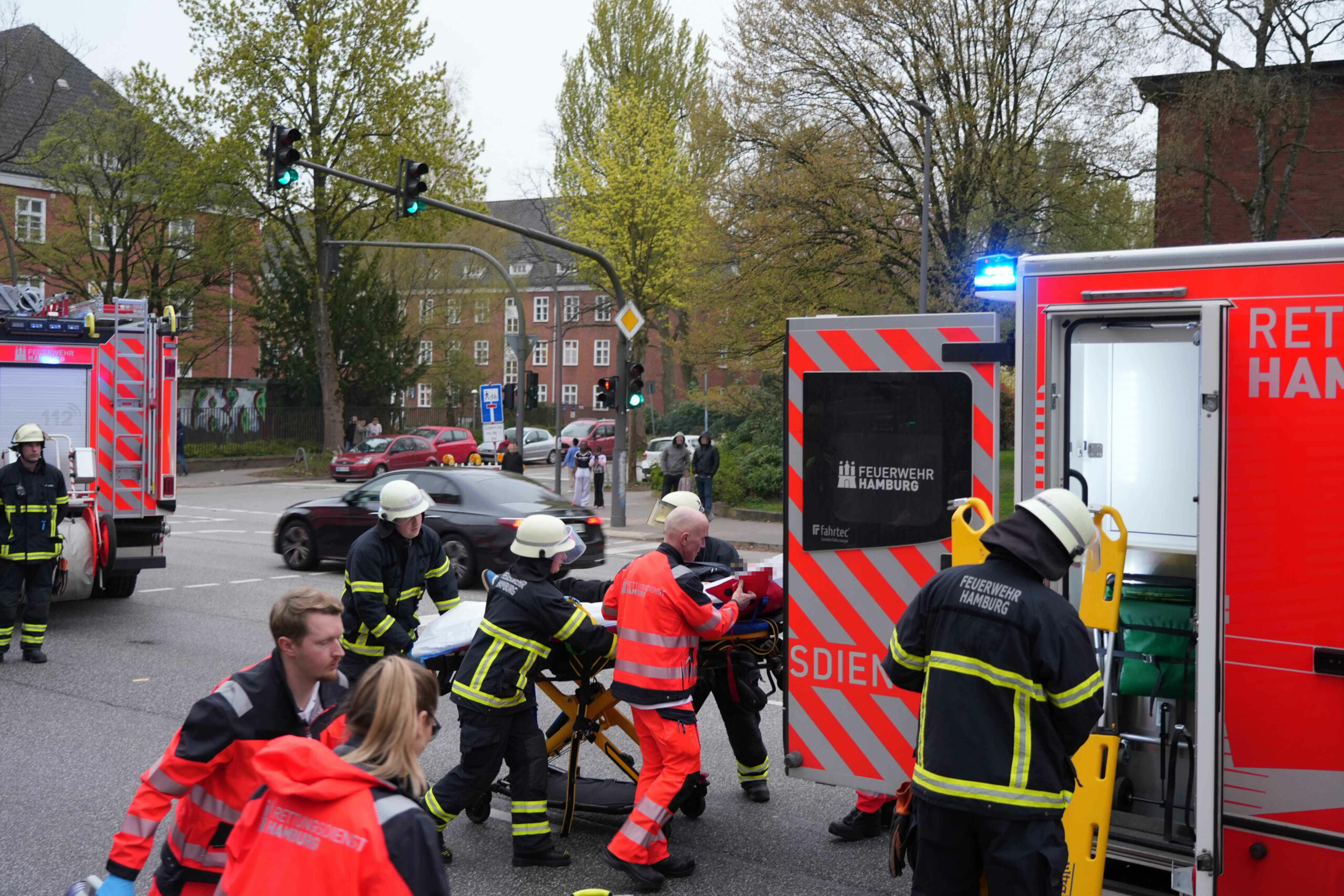 Der Junge lief – mutmaßlich bei Rot – über die Kreuzung und wurde von einem Pkw erfasst.