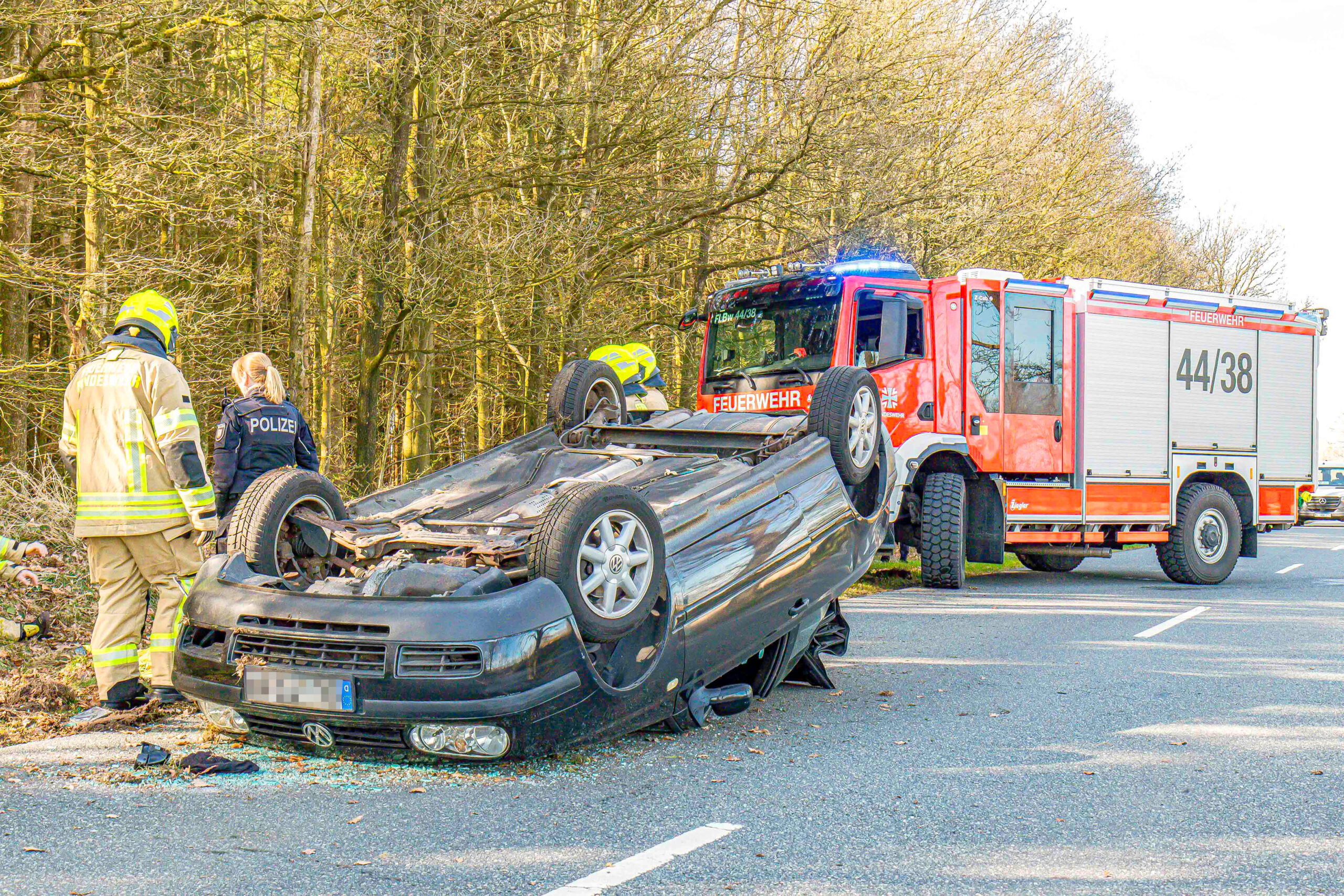 Der Fahrer des VW Golf wurde bei dem Unfall aus dem Auto geschleudert.