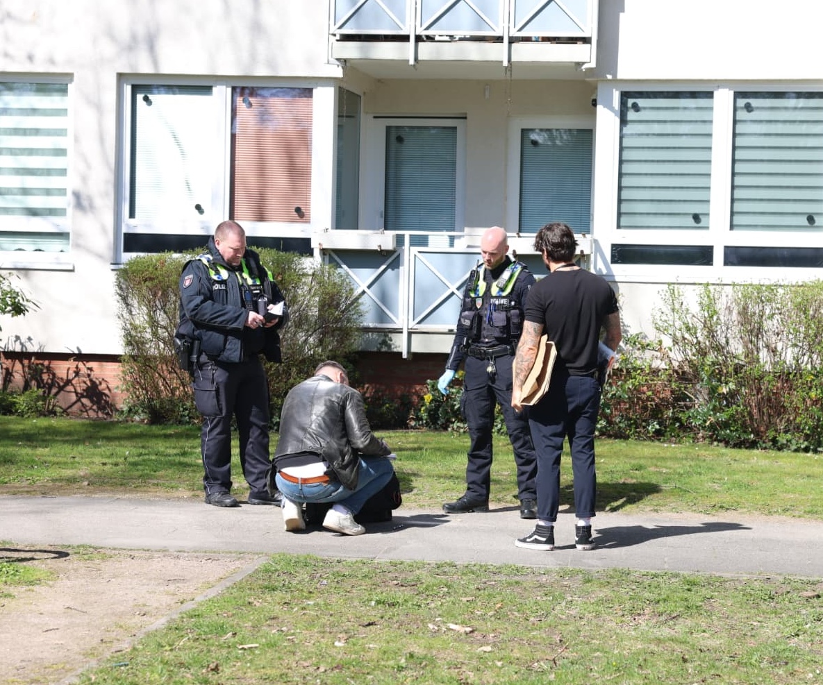 Streifenpolizisten besprechen den aktuellen Stand der Lage mit Kripo-Beamten.