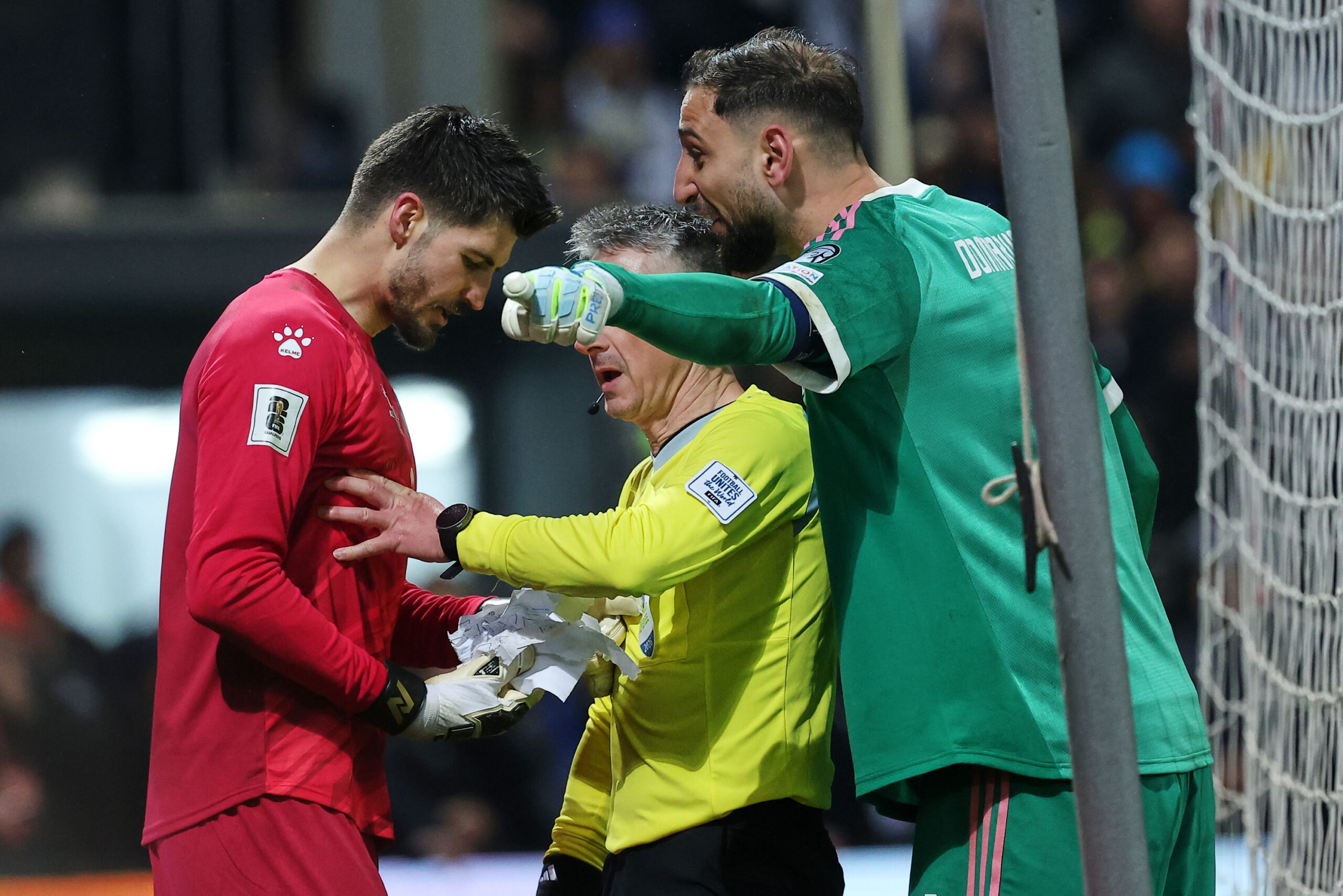 Nikola Vasilj beschwerte sich über den von Gianluigi Donnarumma zerrissenen Spickzettel beim Elfmeterschießen.