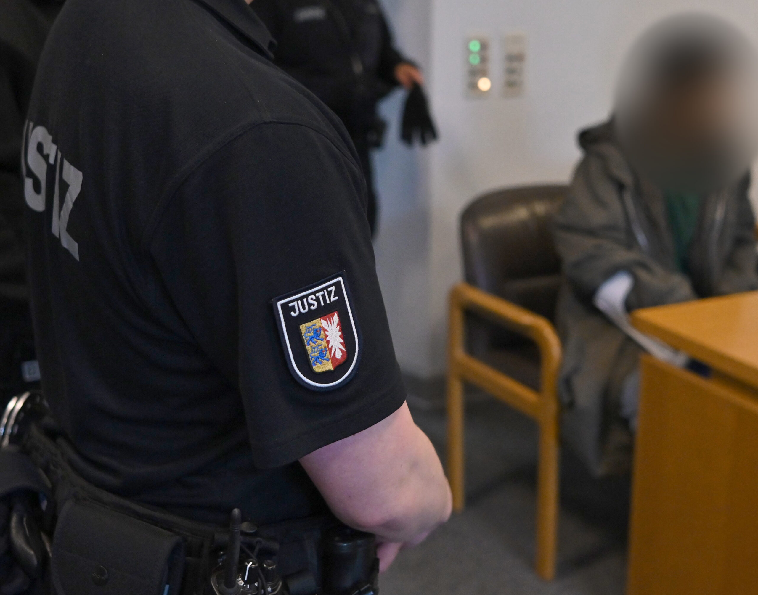Ein Justizbeamter im Gerichtssaal
