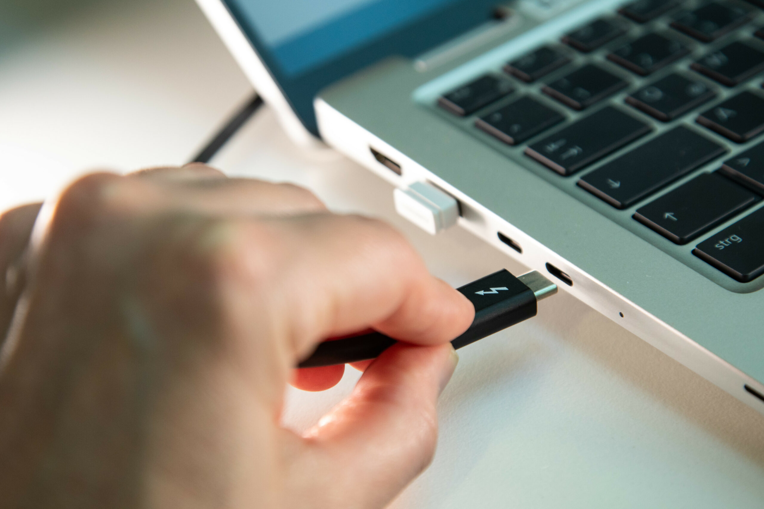 Ab dem 28. April müssen auch alle neuen Notebooks, die in der EU verkauft werden, einen USB-C-Anschluss zum Laden beziehungsweise für den Netzbetrieb haben.