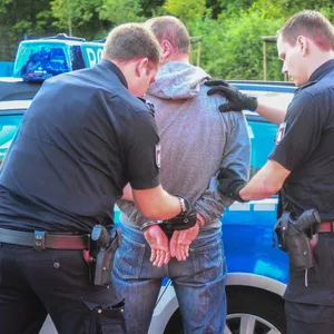 Betrüger Duo kauft mit gestohlenen Bankkarten ein – Festnahme in Farmsen-Berne