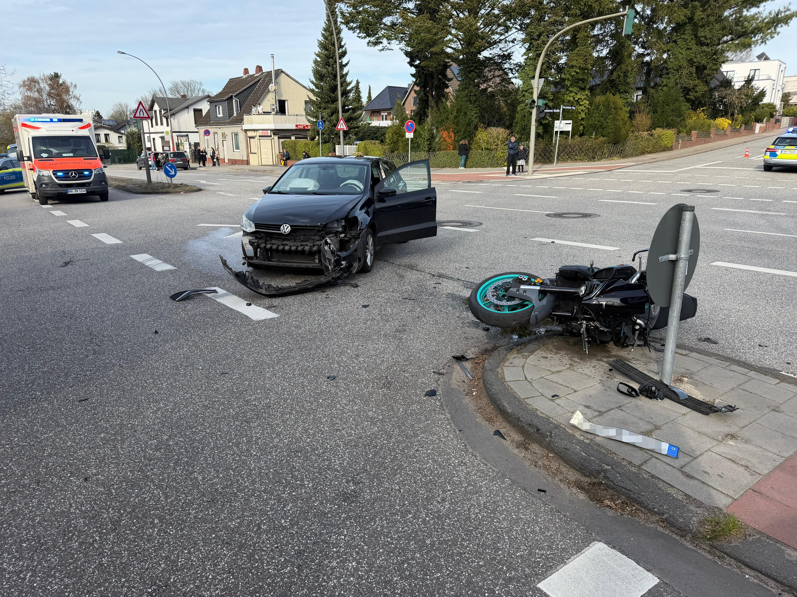 In Hamburg-Sinstorf sind am Samstag ein Motorrad und ein Pkw zusammengekracht.