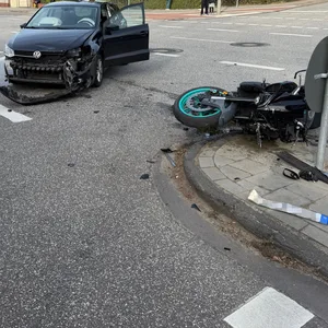 In Hamburg-Sinstorf sind am Samstag ein Motorrad und ein Pkw zusammengekracht.