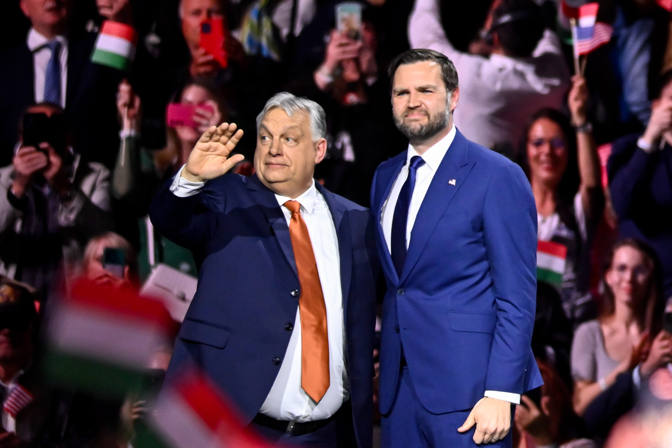 Ungarns Ministerpräsident Viktor Orbán (l.) und US-Vizepräsident JD Vance bei einer Wahlkampfveranstaltung von Orbán.
