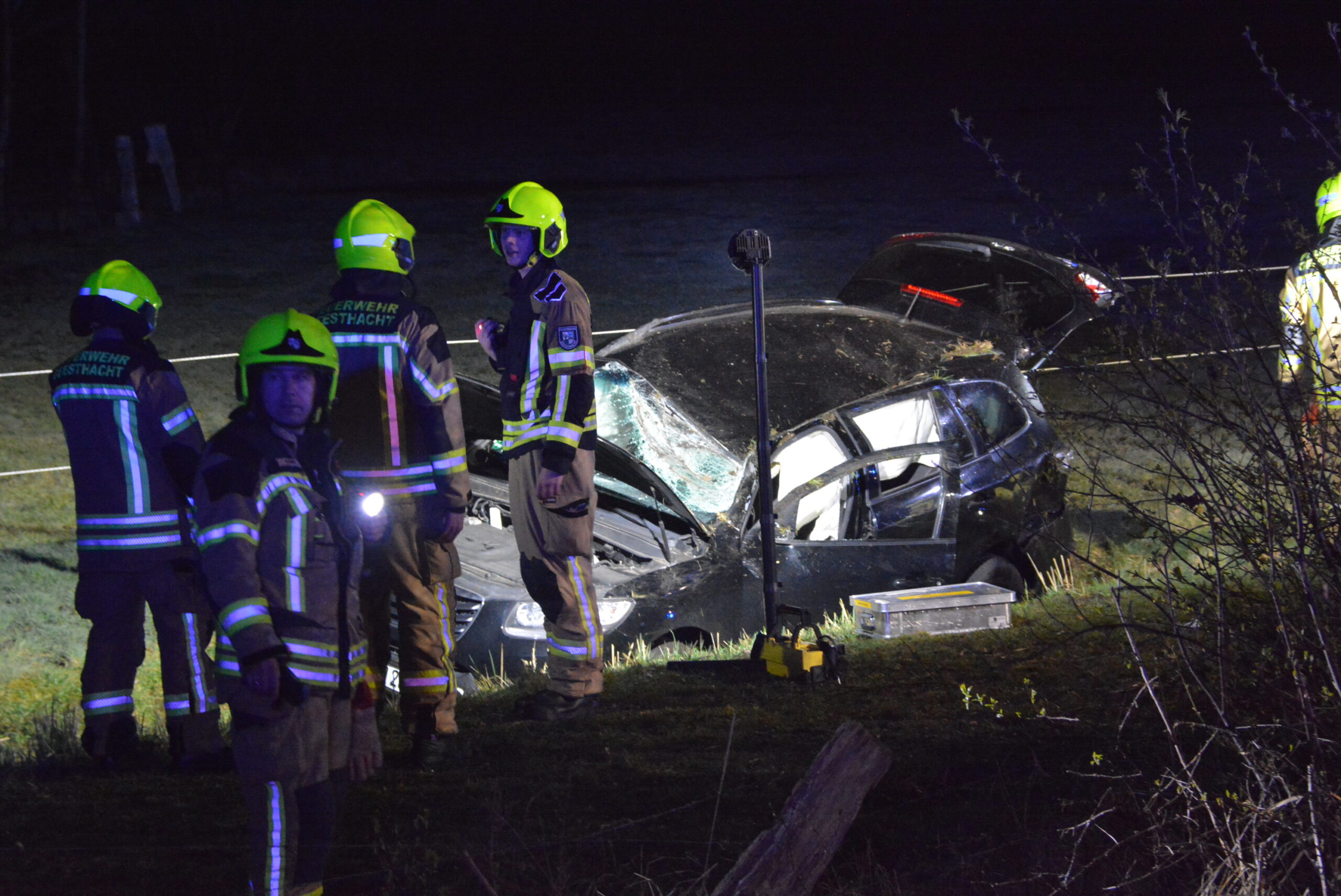 Der SUV überschlug sich bei dem Unfall in Geesthacht und kam in einem Graben zum Stehen.