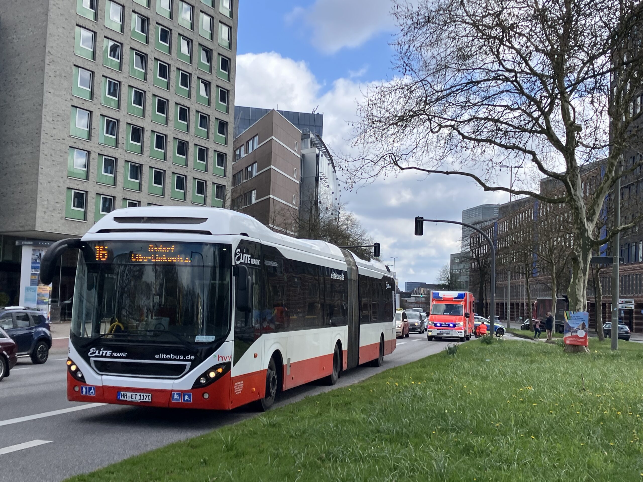 Ein Busfahrer hat nahe dem Zeughausmarkt in Hamburg eine Radlerin angefahren.