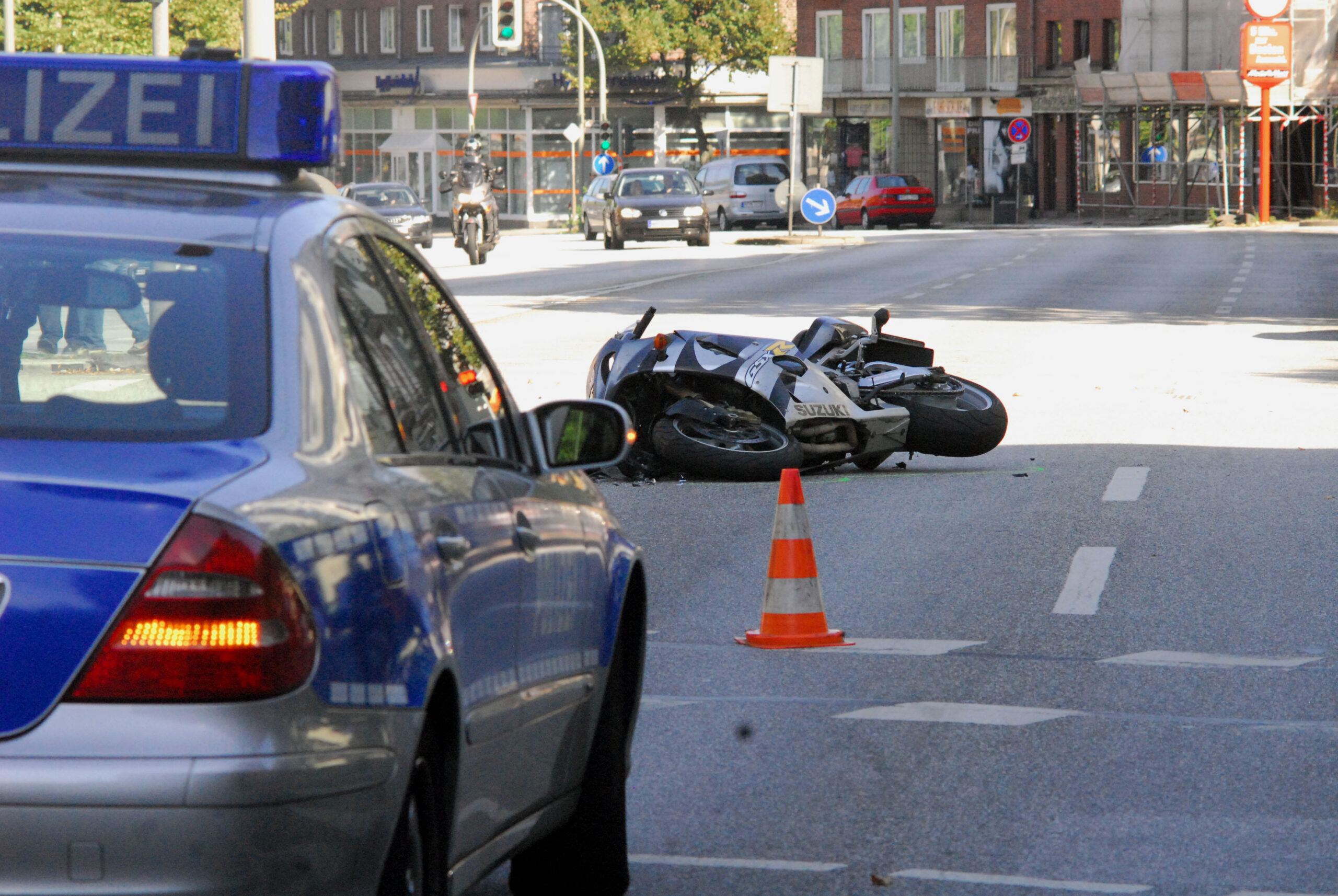 Schwerer Unfall zwischen Pkw und Motorrad in der Hamburger City – WIlly-Brandst- Straße gesperrt