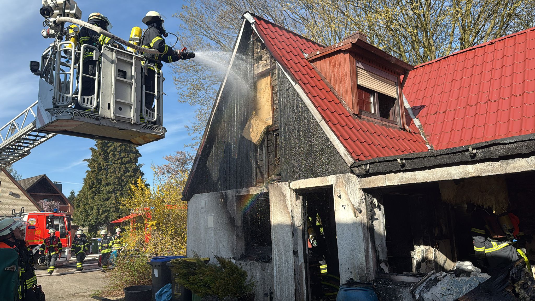 Haus in Billstedt in Flammen – Feuerwehr rettet Kind