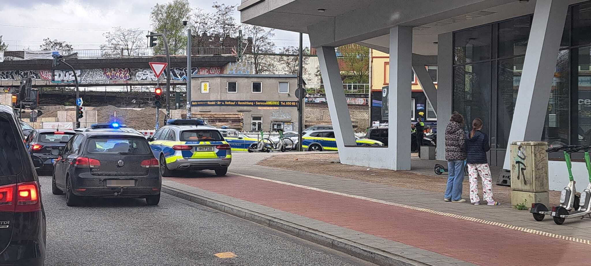 Streifenwagen der Polizei stehen auf dem Bürgersteig.