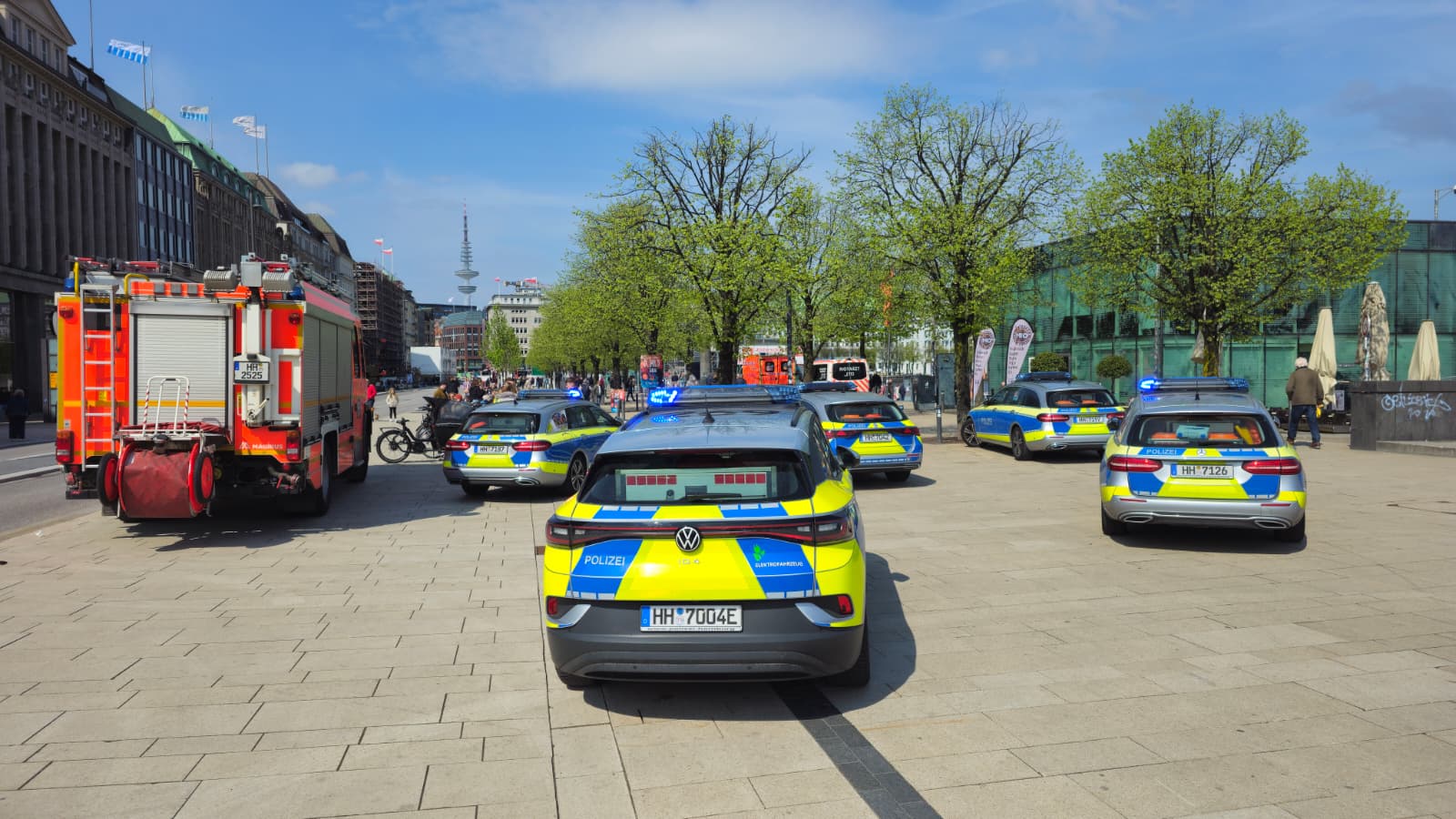 Peron am Jugfernstieg reanimiert – mehrere Streifewnagen wegen Schaulustiger im Einsatz.