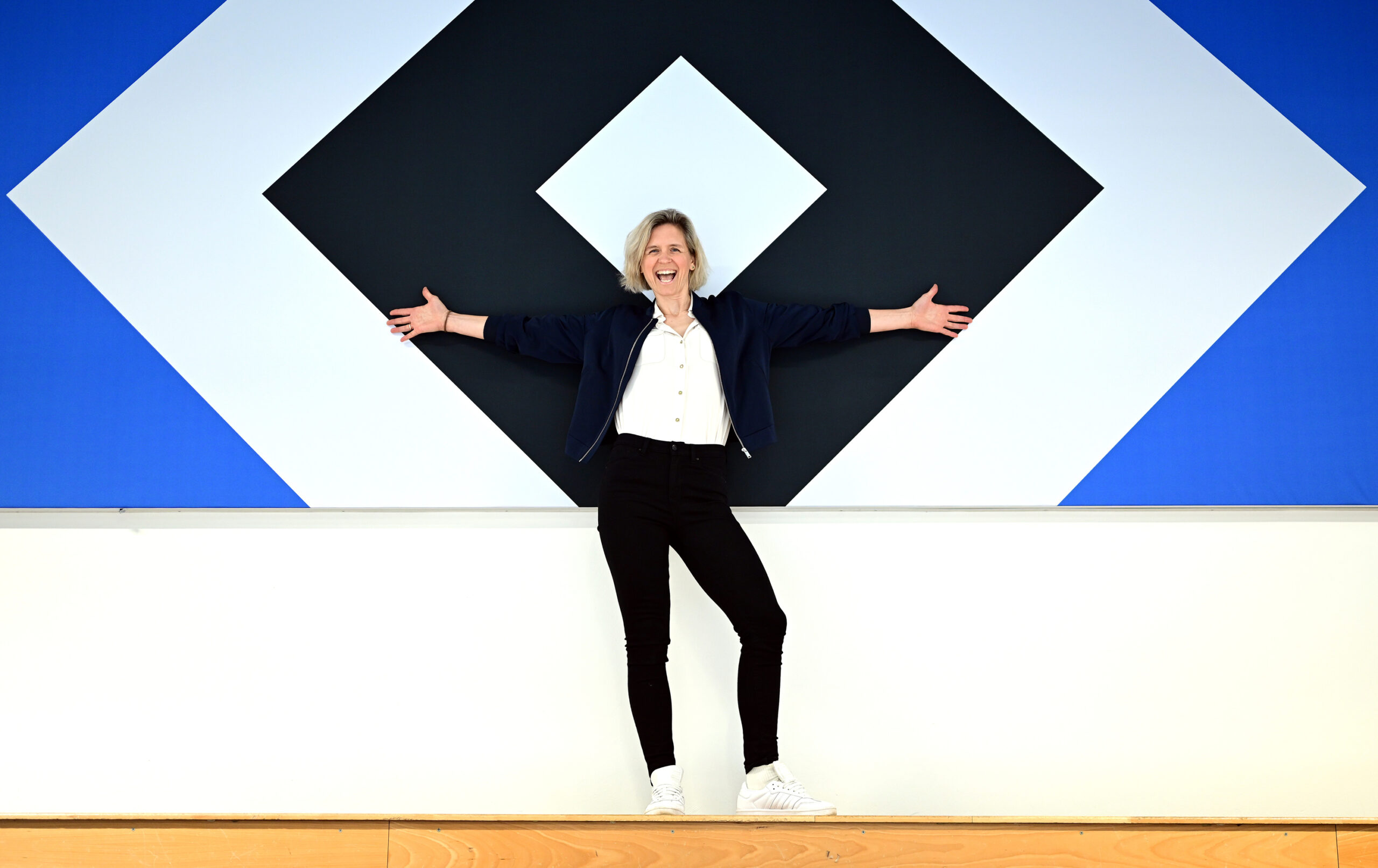 Laura Ludwig vor einer HSV-Wand