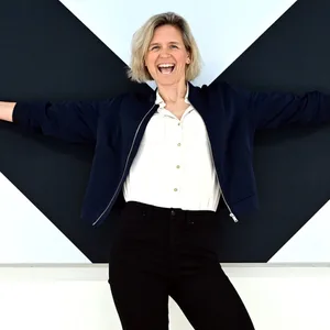 Laura Ludwig vor einer HSV-Wand