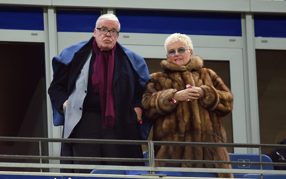 Klaus-Michael Kühne mit seiner Ehefrau Christine im Volksparkstadion des HSV