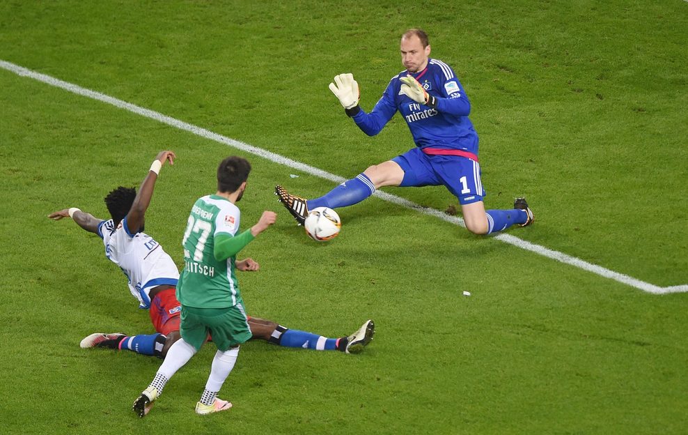 Jaroslav Drobny hält einen Schuss von Florian Grillitsch im Derby