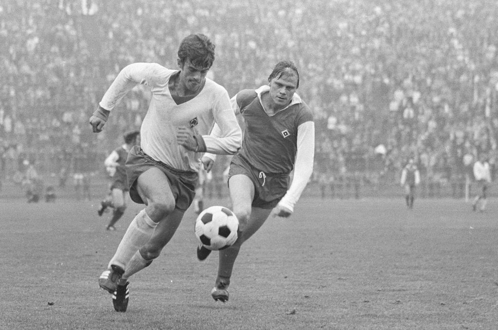 Ole Bjørnmose im Zweikampf mit Helmut Sandmann vom HSV
