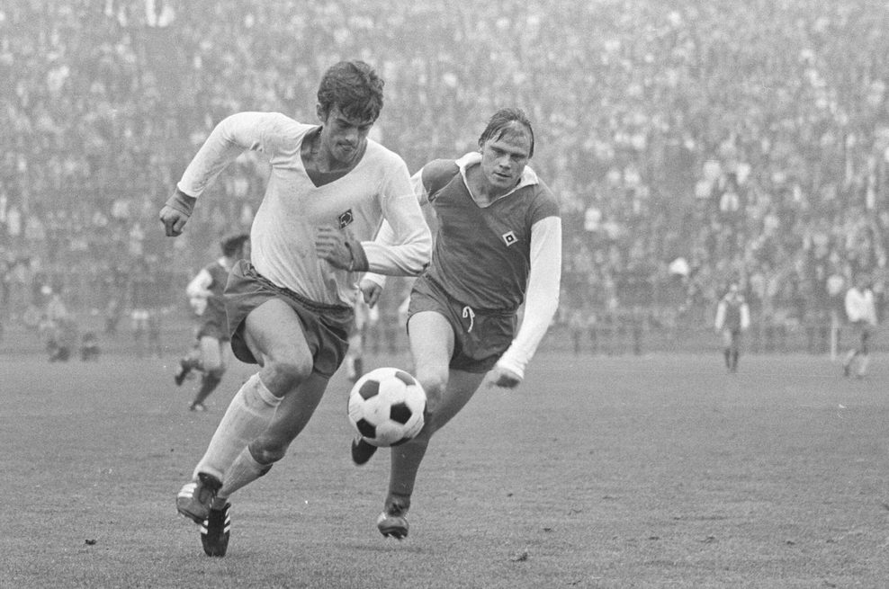 Ole Bjørnmose im Zweikampf mit Helmut Sandmann vom HSV