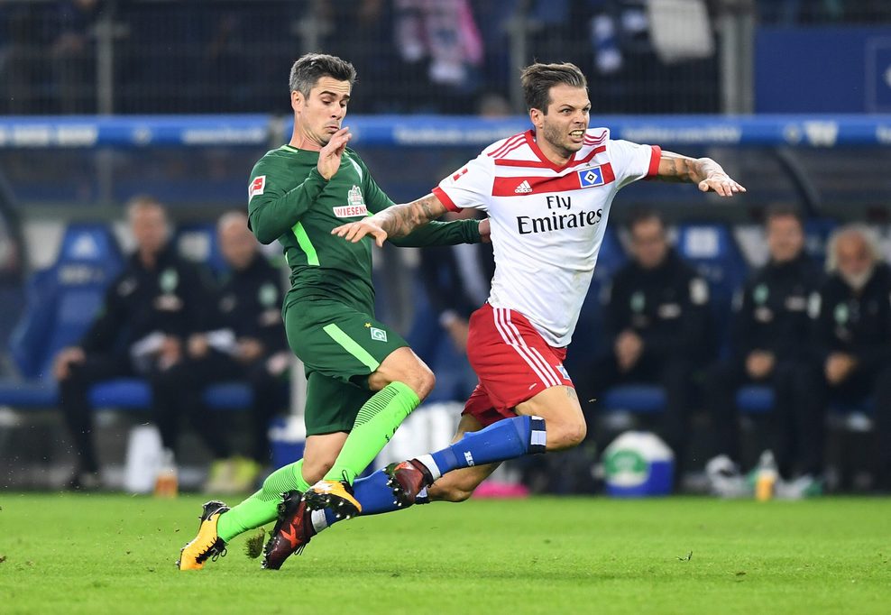 Fin Bartels von Werder Bremen foult HSV-Profi Dennis Diekmeier