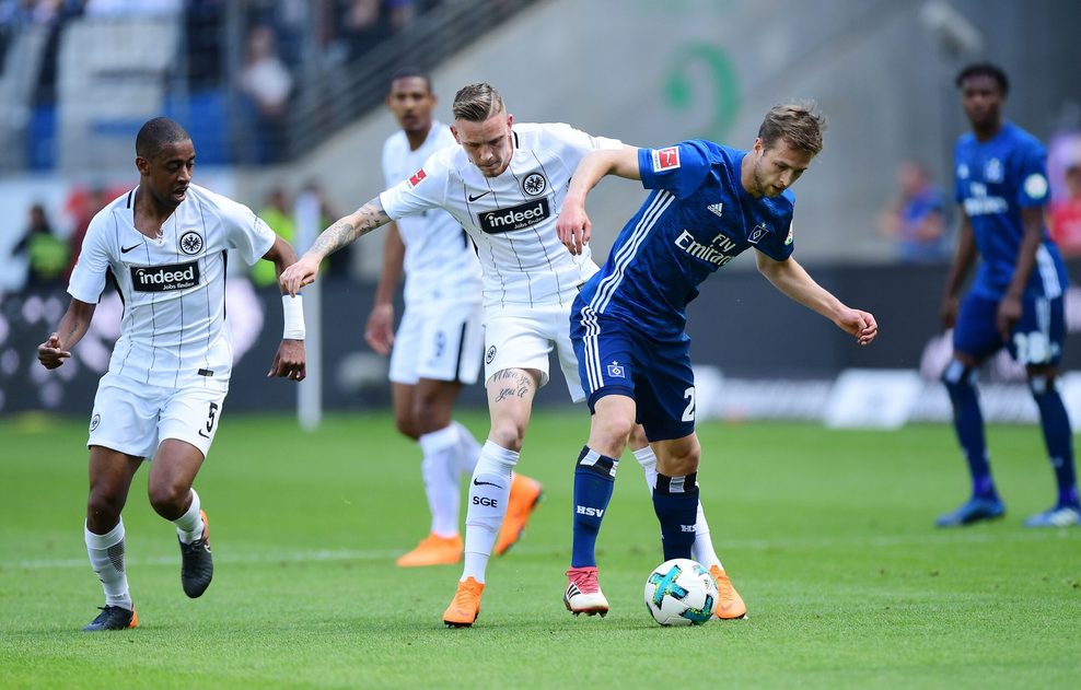 Marius Wolf von Eintracht Frankfurt im Zweikampf mit Matti Steinmann vom HSV
