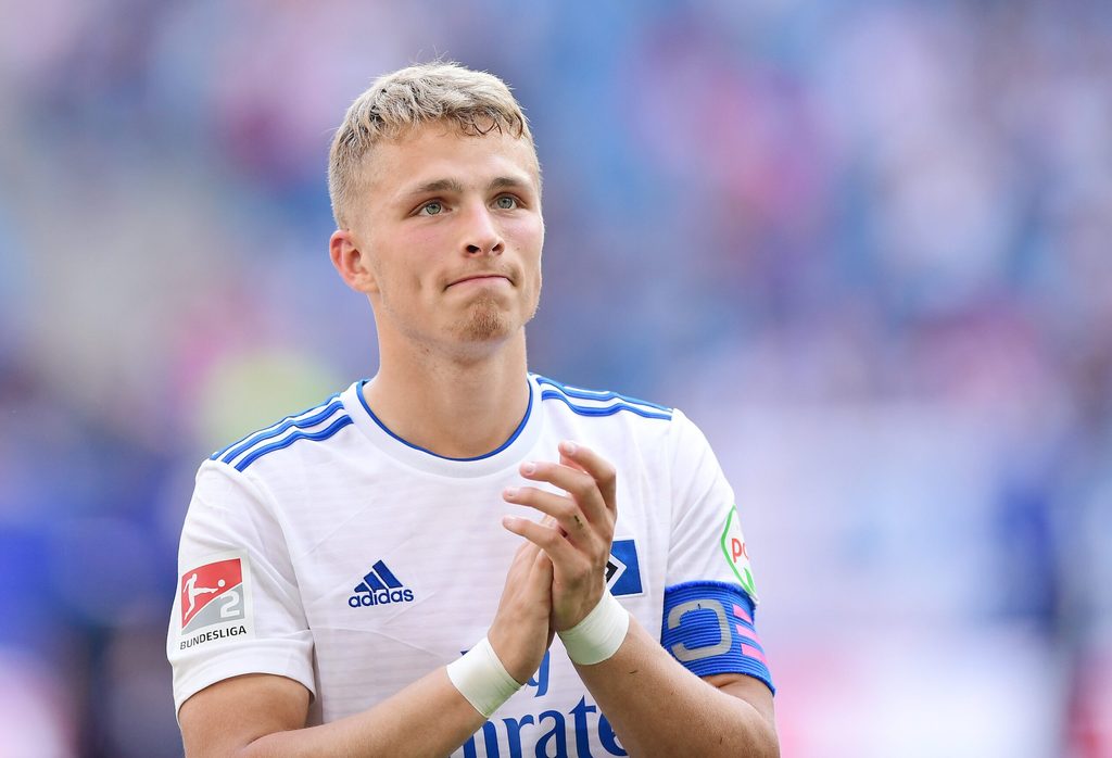 Fiete Arp applaudiert nach seinem letzten HSV-Spiel vor seinem Wechsel zu Bayern