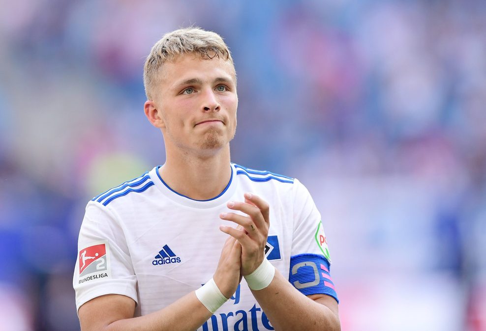 Fiete Arp applaudiert nach seinem letzten HSV-Spiel vor seinem Wechsel zu Bayern