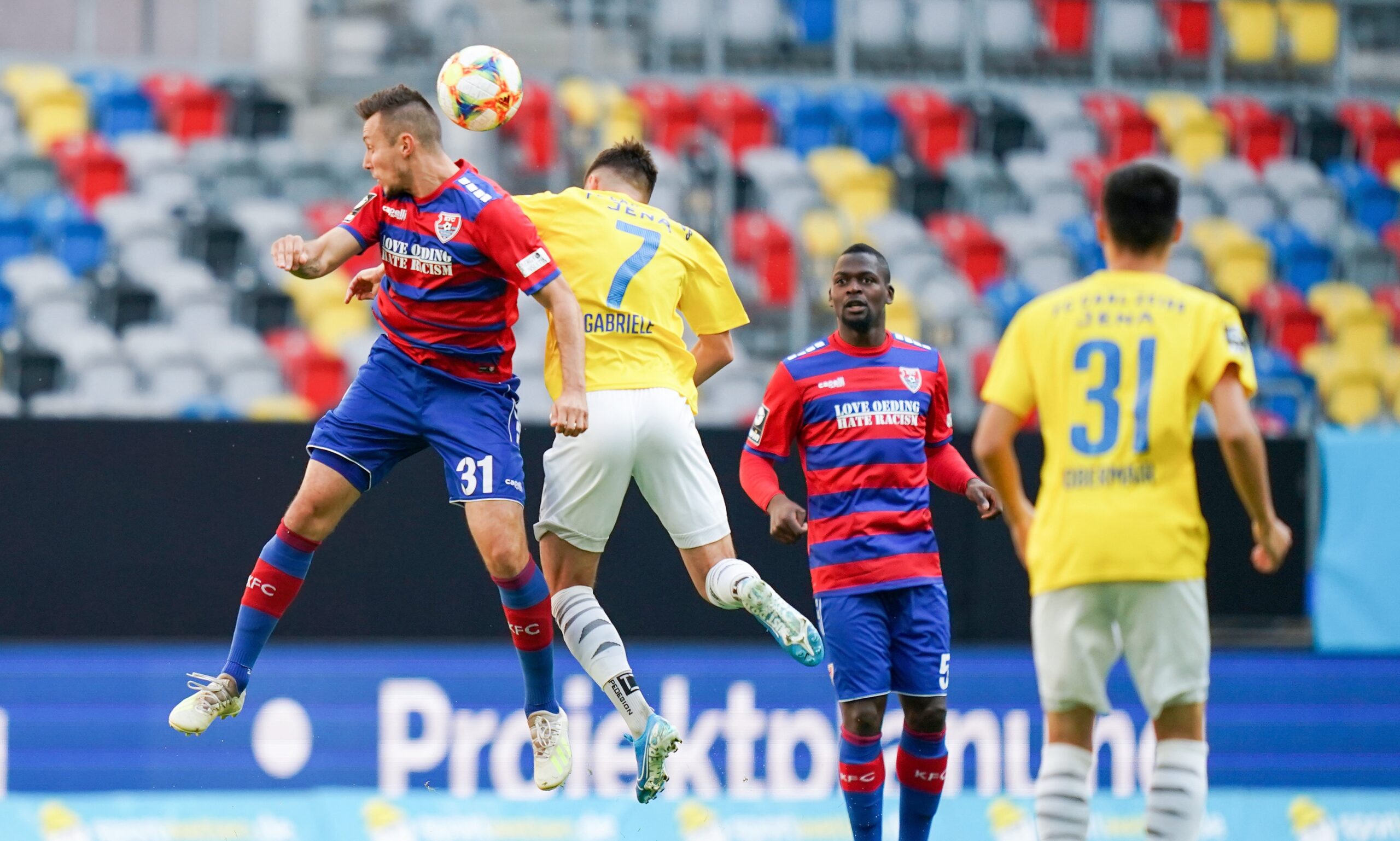 Adam Matuschyk von KFC Uerdingen im Zweikampf mit Daniele Gabriele von Carl Zeiss Jena
