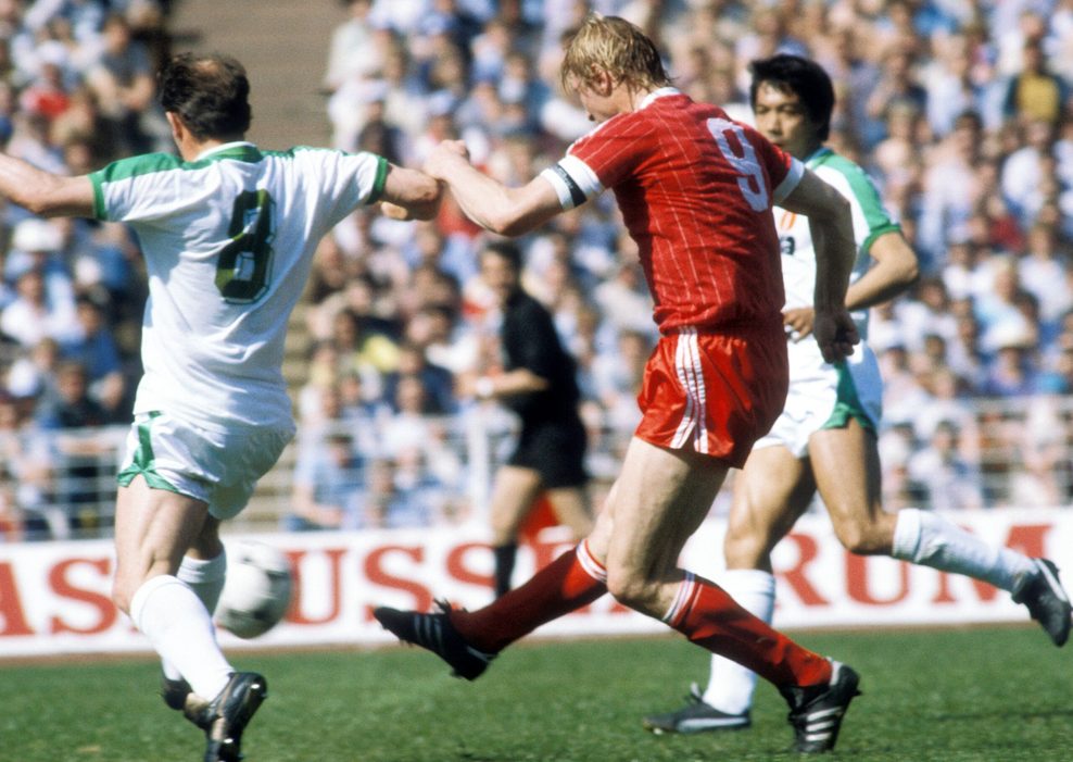 Horst Hrubesch erzielt ein Tor für den HSV