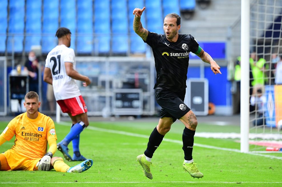 Dennis Diekmeier bejubelt ein Tor für Sandhausen gegen den HSV