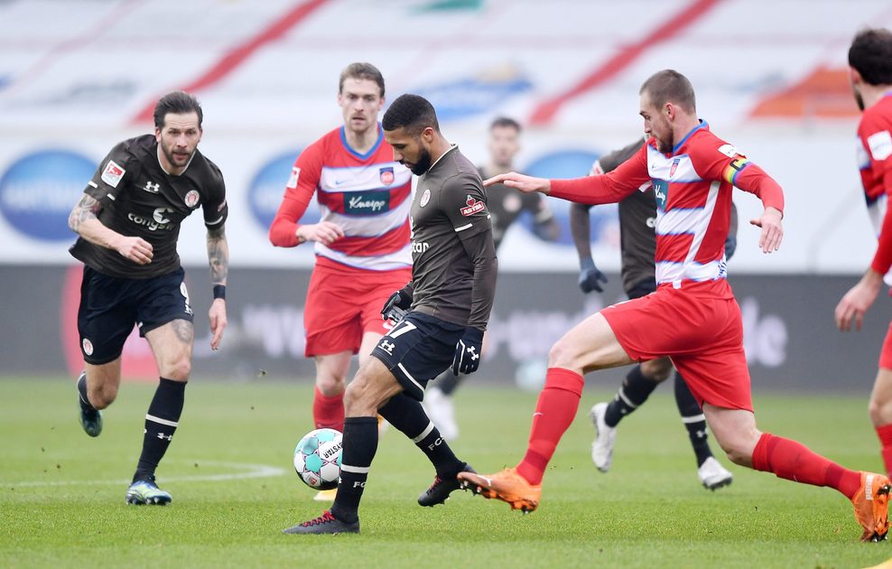 Guido Burgstaller und Daniel-Kofi Kyereh in einem St. Pauli-Spiel gegen Heidenheim