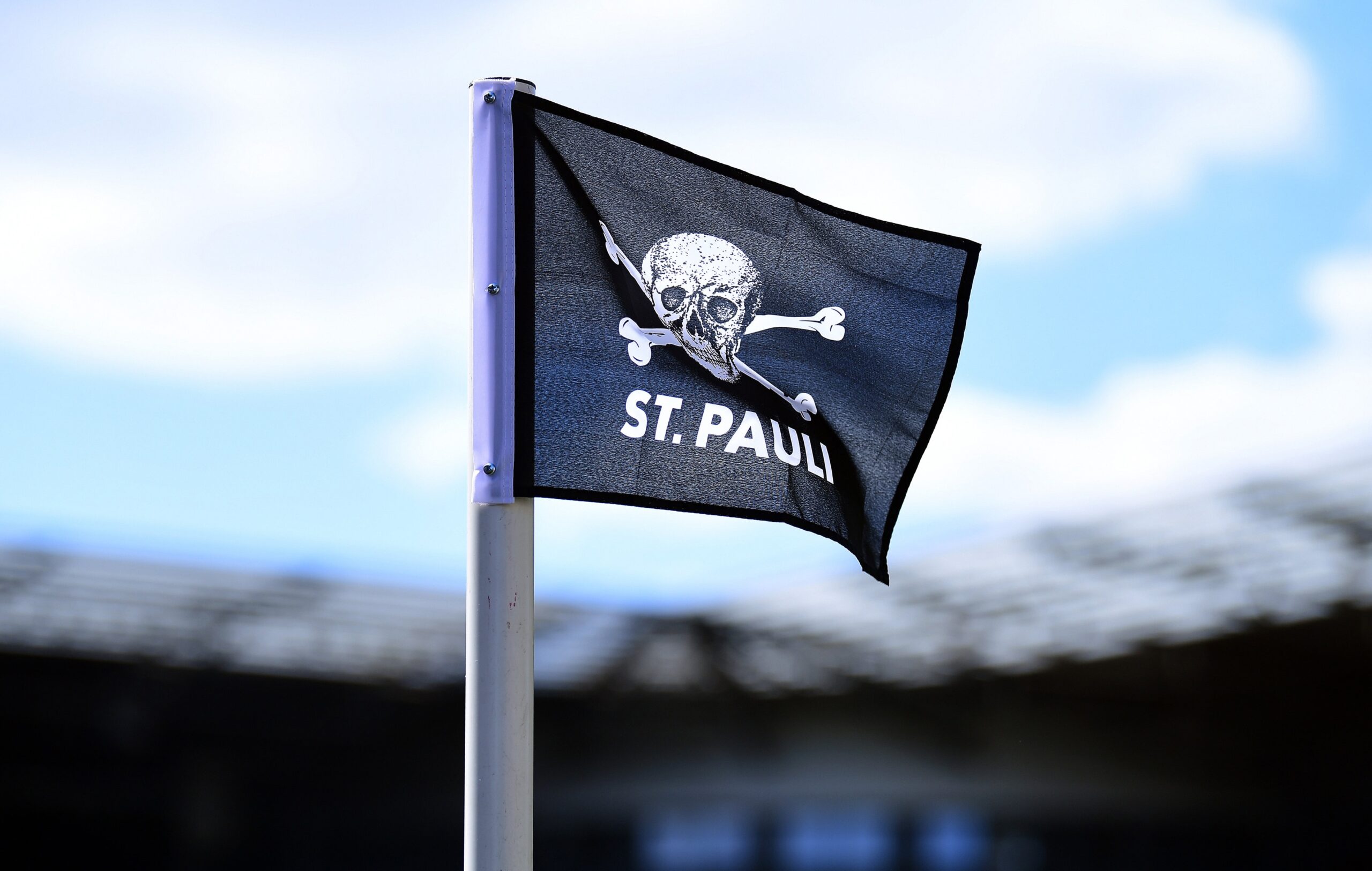 Eckfahne im Millerntor-Stadion mit der Totenkopf-Flagge des FC St. Pauli