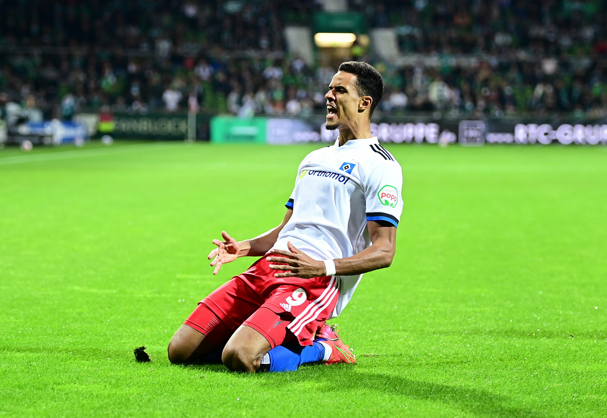 Robert Glatzel rutscht auf den Knien und jubelt im Bremer Weserstadion.