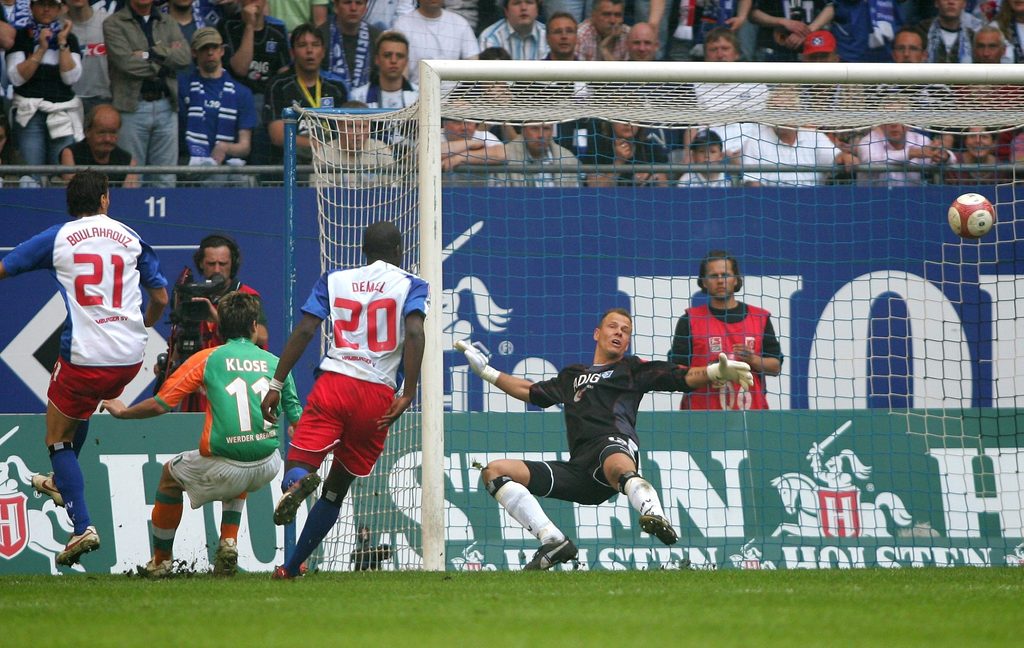 Miroslav Klose erzielt ein Tor gegen den HSV im Volksparkstadion